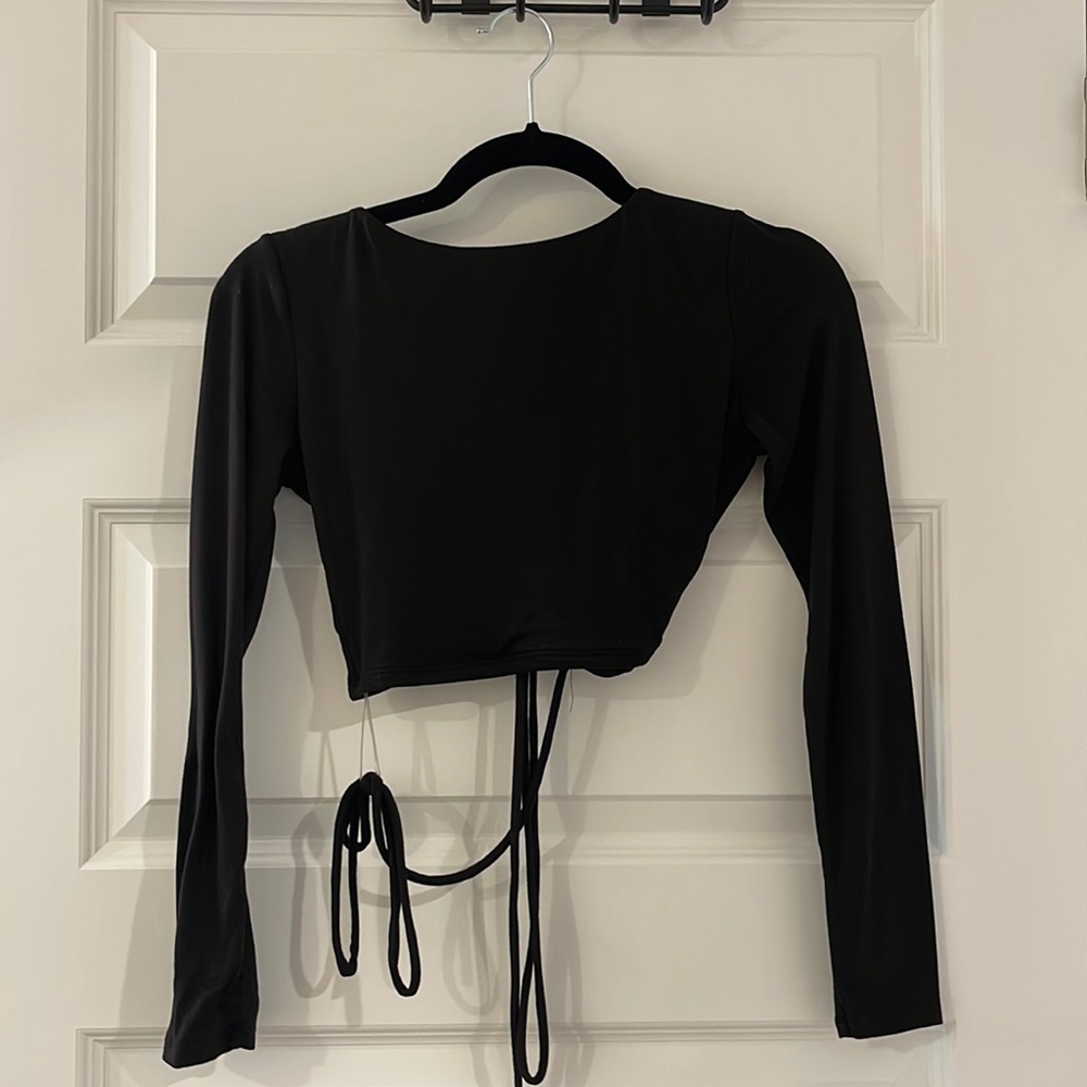 Black long sleeve crop